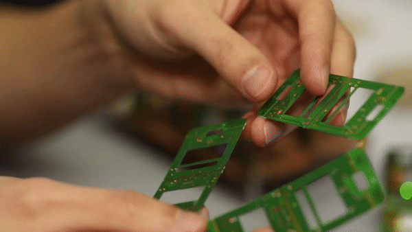 仿生蚂蚁机器人面世，分工协力搬重物，跳高跨栏都能行丨Nature